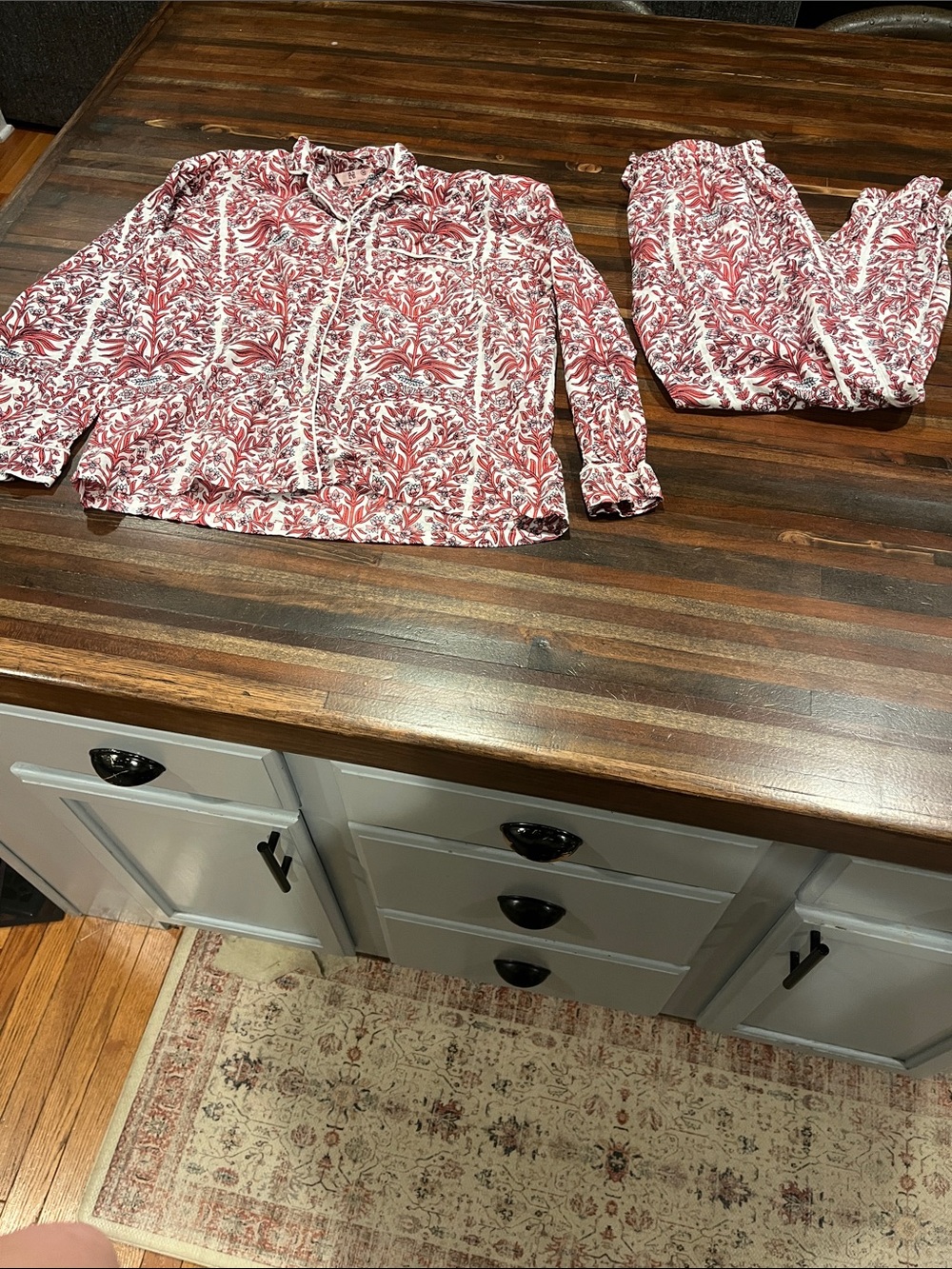 Notting hill jacket Vintage-Style Red Floral Pajama Set - medium